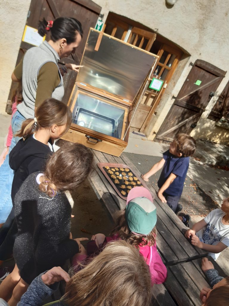 Atelier parent : cuire au four solaire